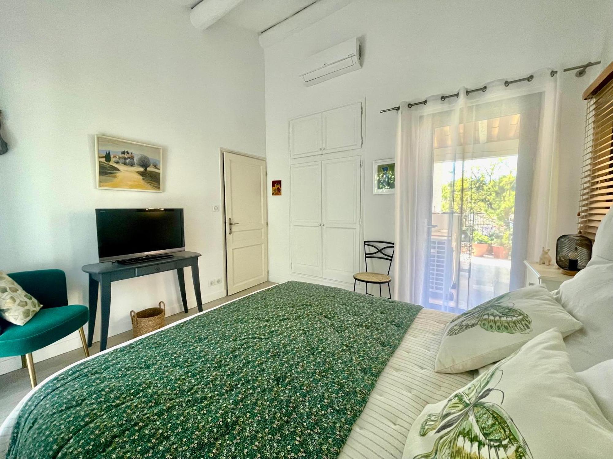 Les Cistes Bed & Breakfast Mallemort Exterior photo
